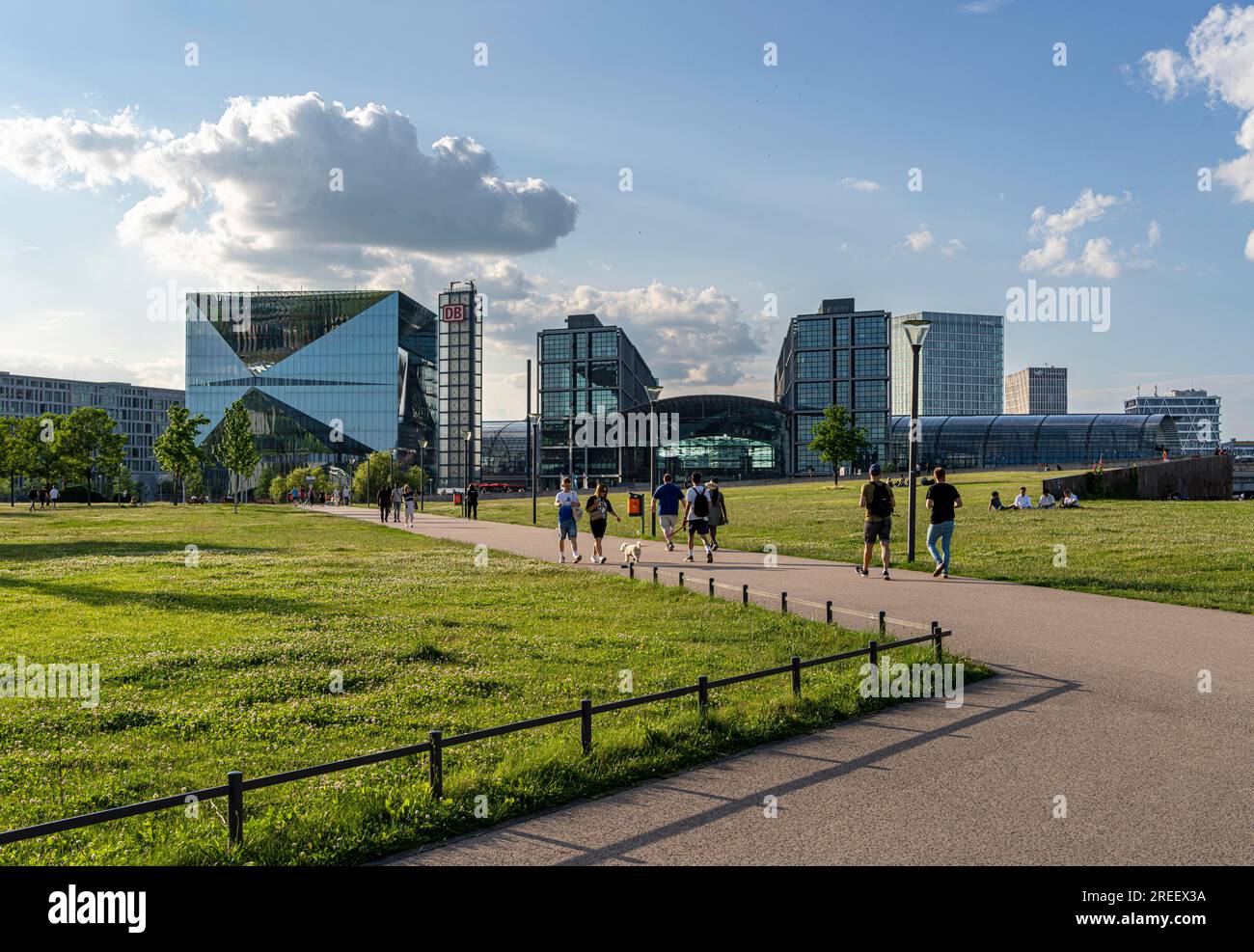 Architettura al Berlin Spreebogenpark, Berlino, Germania Foto Stock