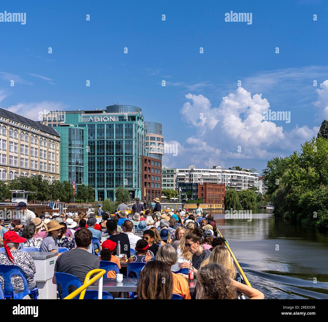 Piroscafo con passeggeri sulla Sprea a Berlino-Moabit, Germania Foto Stock