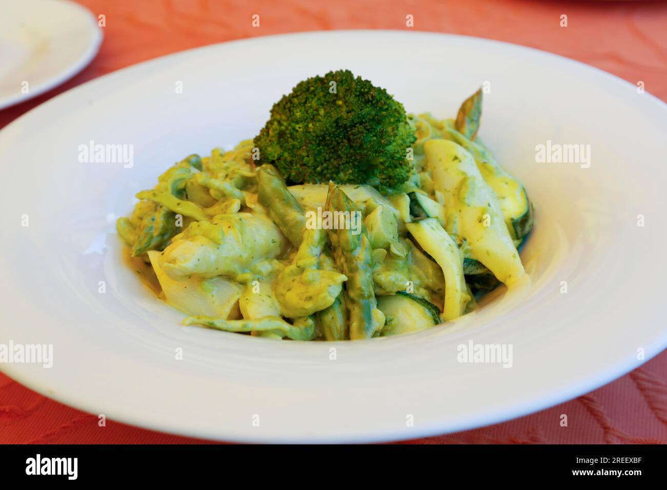 Cucina vegetariana, pasta con verdure, asparagi verdi e bianchi, zucchine, broccoli, broccoli, pasta, piatto di pasta salata, portata principale, salutare Foto Stock