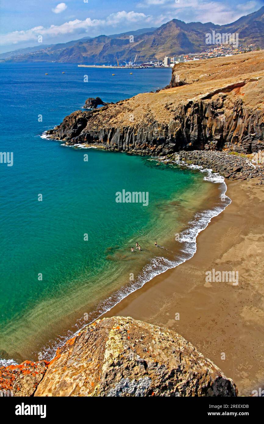 Spiaggia sabbiosa, nuotatore, Atlantico, Casa, Prainha Beach, Riserva naturale, costa orientale, Ponta da Sao Lourenco, Madeira Foto Stock