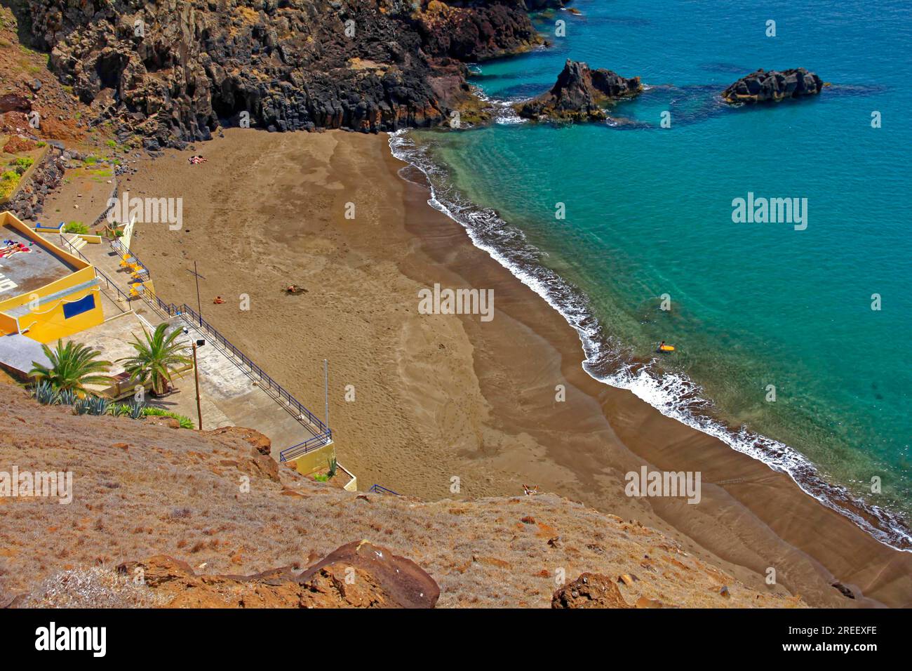 Spiaggia sabbiosa, nuotatore, Atlantico, Casa, Prainha Beach, Riserva naturale, costa orientale, Ponta da Sao Lourenco, Madeira Foto Stock