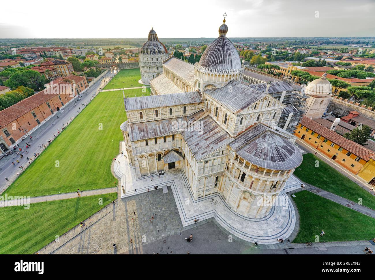 Vista dal Campanile, Torre pendente di Pisa su Camposanto, Battistero, Cattedrale, Cattedrale metropolitana Primaziale di Santa Maria Foto Stock