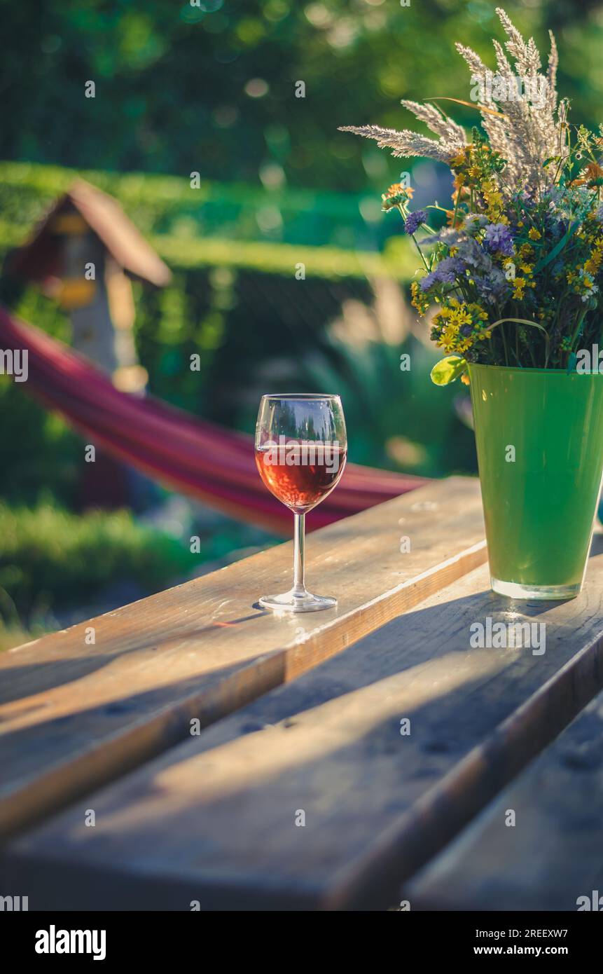 fiori di prato sul tavolo in estate buon pomeriggio Foto Stock