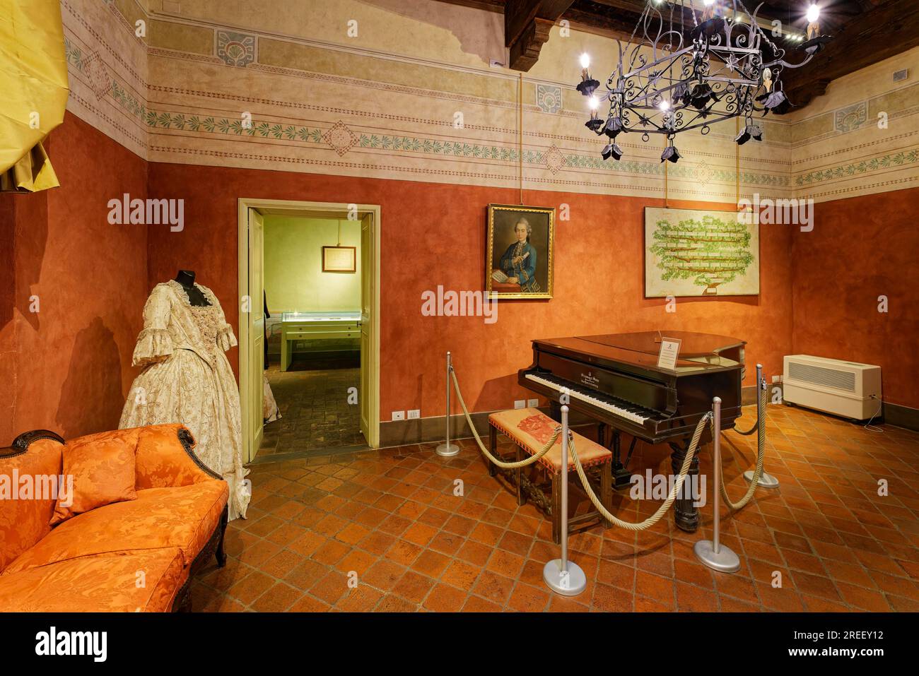 Sala espositiva con pianoforte a coda originale del compositore Giacomo Puccini, Steinway & Sons, casa natale, Casa Natale di Giacomo Puccini, Lucca Foto Stock
