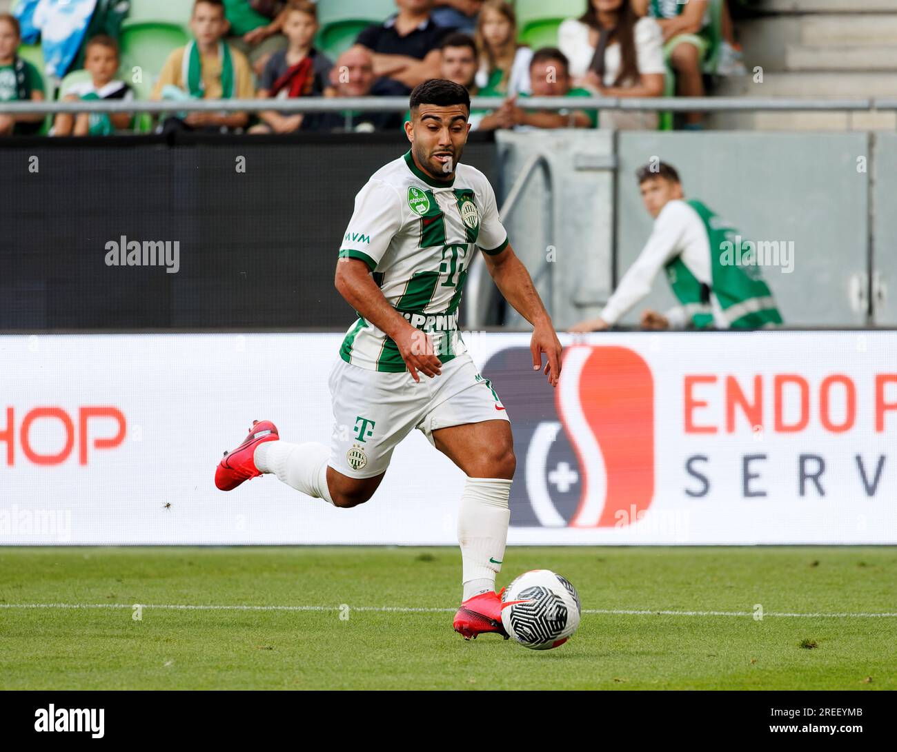 Budapest, Ungheria. 27 luglio 2023. Mohammad Abu Fani di Ferencvarosi TC corre con la palla durante la partita di andata del secondo turno di qualificazione della UEFA Europa Conference League tra Ferencvarosi TC e Shamrock Rovers al Groupama Arena il 27 luglio 2023 a Budapest, Ungheria. Credito: Laszlo Szirtesi/Alamy Live News Foto Stock