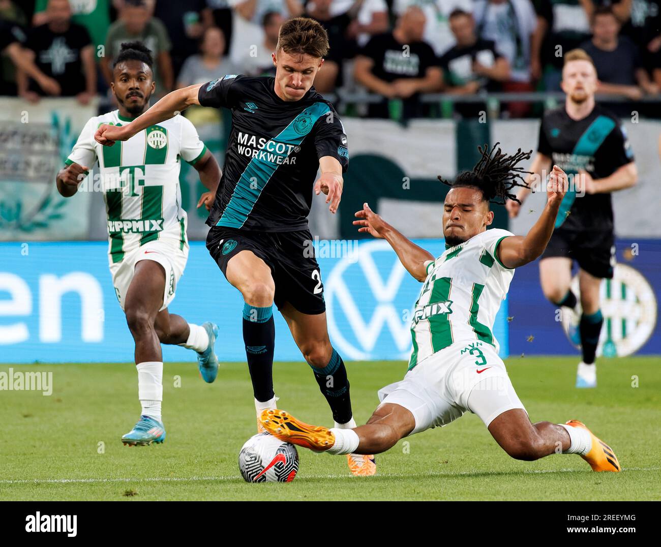 Budapest, Ungheria. 27 luglio 2023. Samy Mmaee di Ferencvarosi TC Slide affronta Johnny Kenny degli Shamrock Rovers durante la partita di andata del secondo turno di qualificazione della UEFA Europa Conference League tra Ferencvarosi TC e Shamrock Rovers alla Groupama Arena il 27 luglio 2023 a Budapest, Ungheria. Credito: Laszlo Szirtesi/Alamy Live News Foto Stock