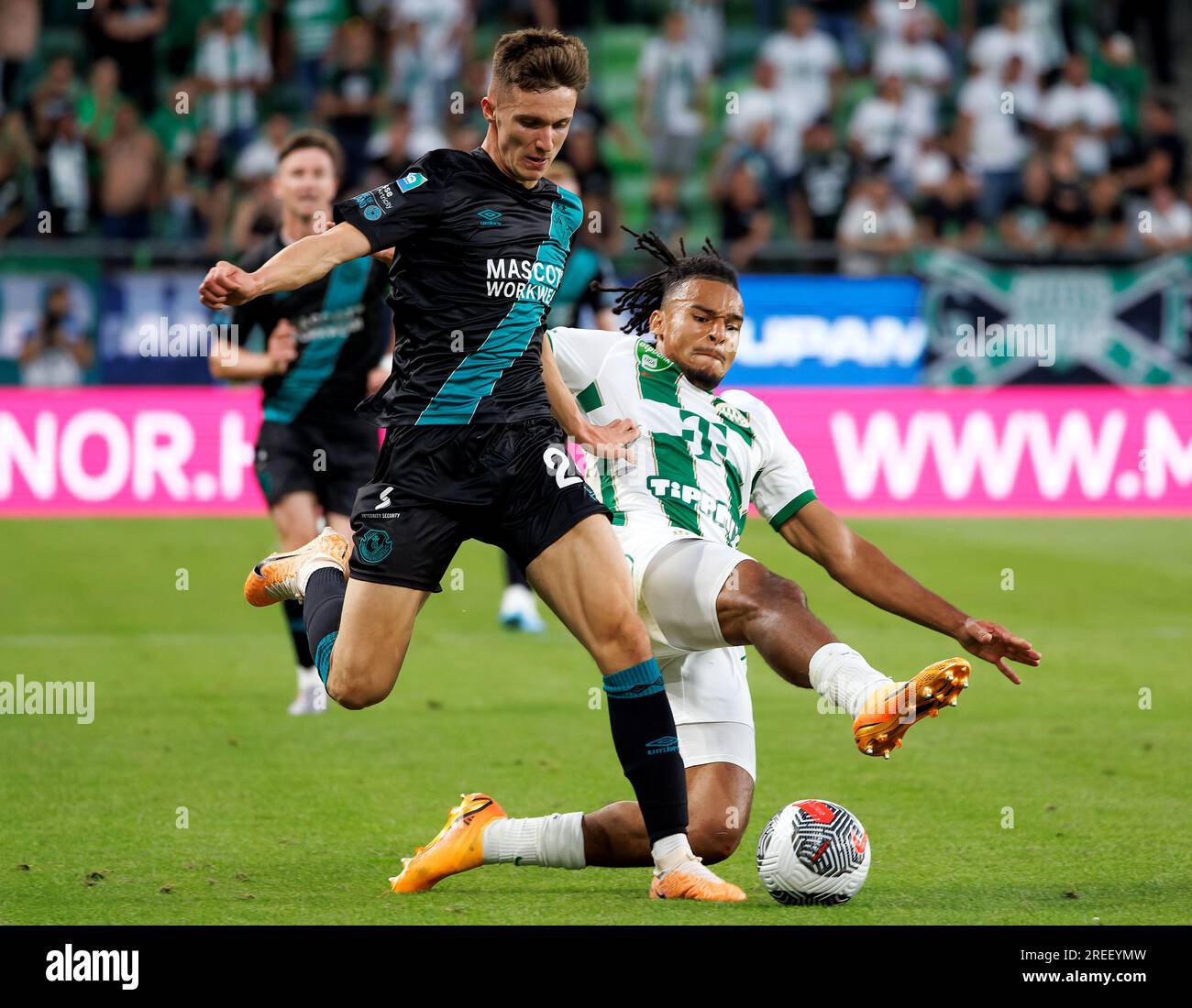 Budapest, Ungheria. 27 luglio 2023. Samy Mmaee di Ferencvarosi TC sfida Johnny Kenny degli Shamrock Rovers durante la partita di andata del secondo turno di qualificazione della UEFA Europa Conference League tra Ferencvarosi TC e Shamrock Rovers alla Groupama Arena il 27 luglio 2023 a Budapest, Ungheria. Credito: Laszlo Szirtesi/Alamy Live News Foto Stock