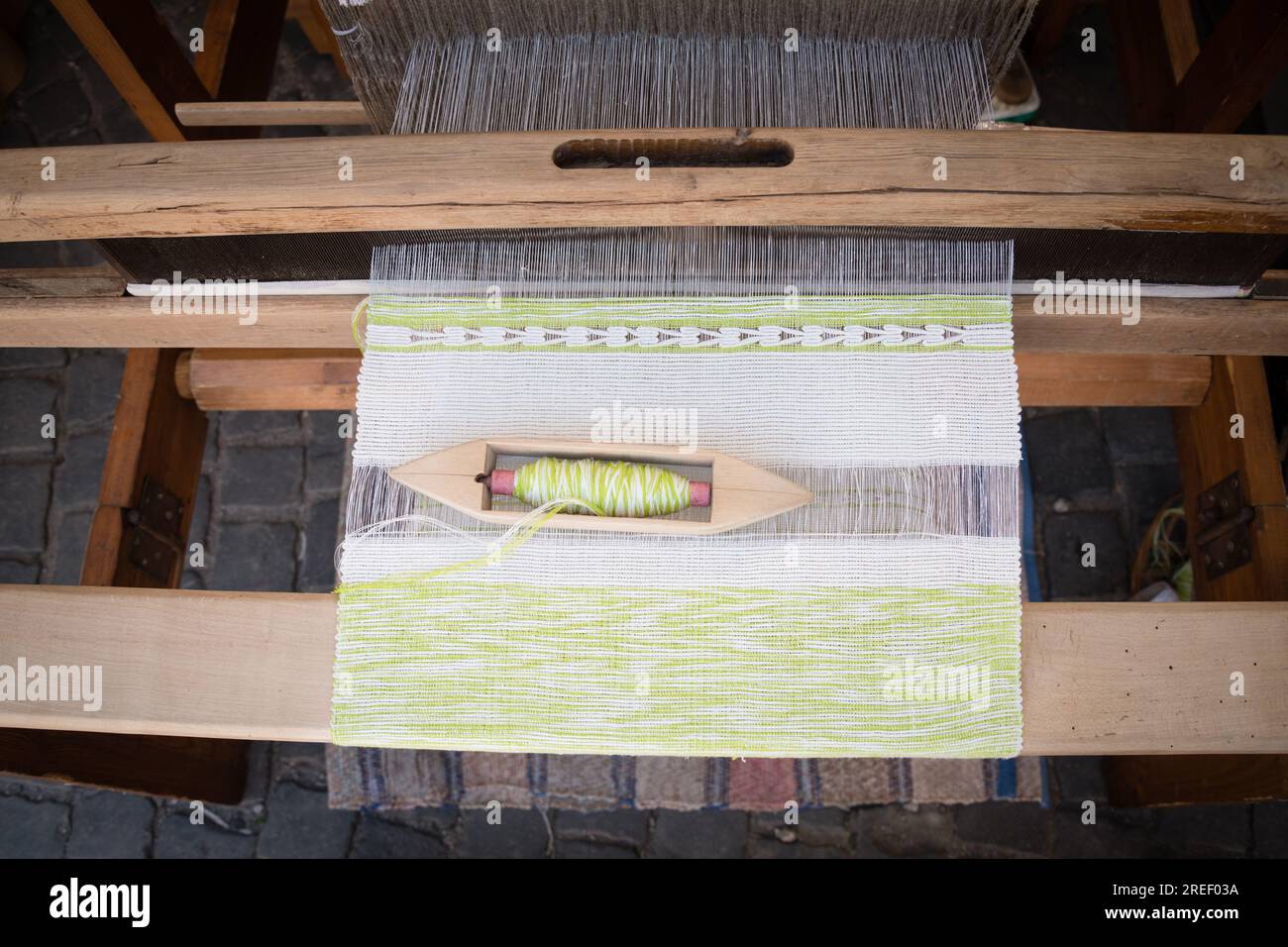 Lavorazione del cotone su telaio tradizionale per tessitura in legno Foto Stock