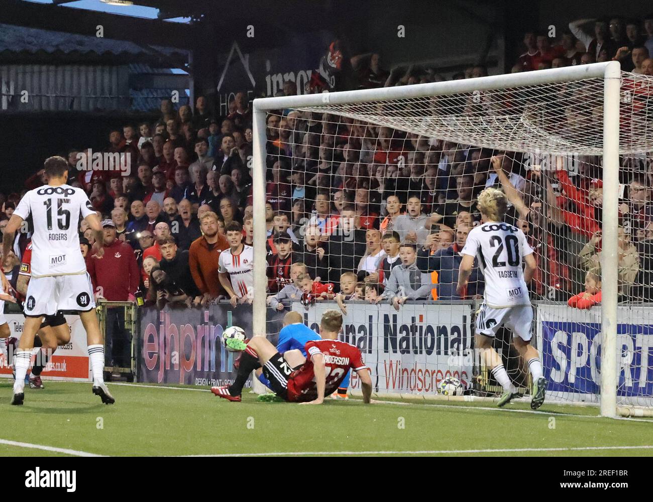 Seaview Stadium, Belfast, Irlanda del Nord, Regno Unito. 27 luglio 2023. UEFA Europa Conference League qualificazione secondo turno (andata) – Crusaders contro Rosenborg. Azione della partita di stasera al Seaview. (Crociati in rosso). Rosenborg sopravvive a un'ultima paura a Seaview. Credito: CAZIMB/Alamy Live News. Foto Stock