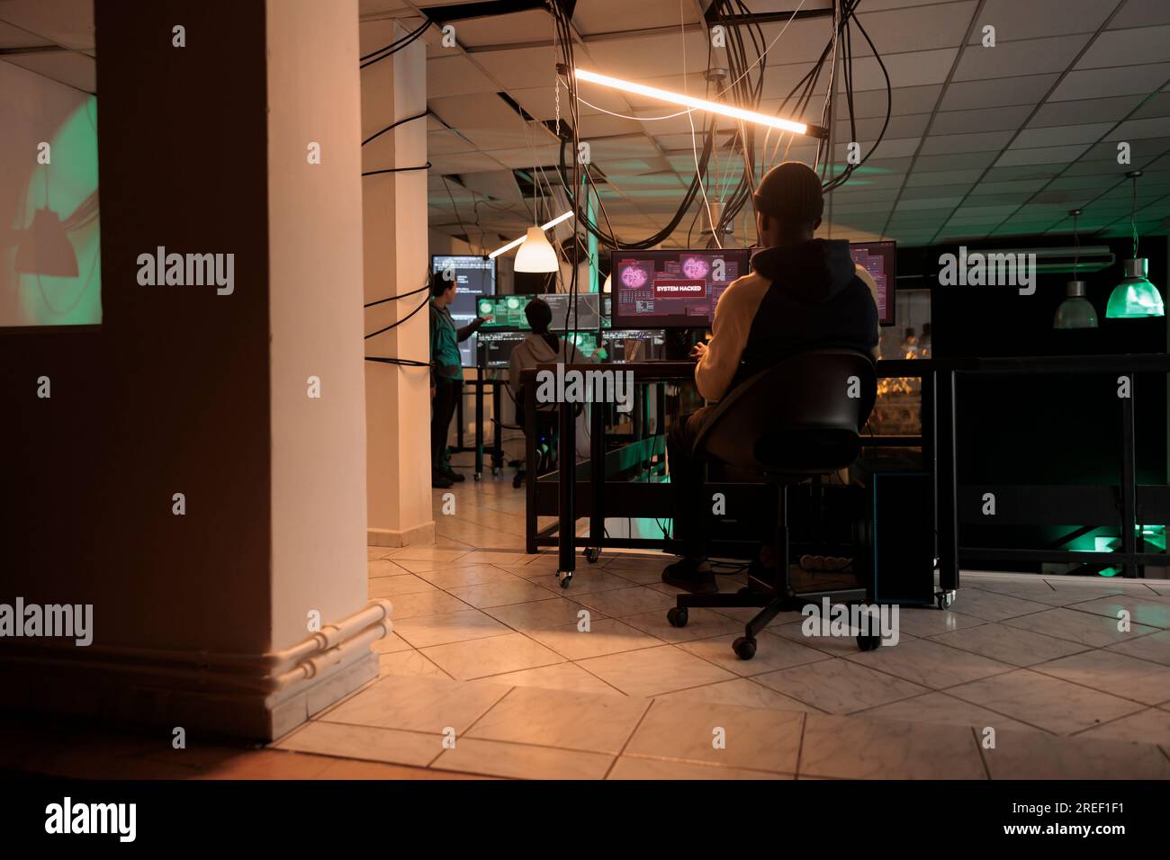 Misteriosa spia che pianifica violazioni della sicurezza con virus, hacking del server dei computer e violazione della crittografia firewall. Hacker maschio che lavora per rubare informazioni governative a tarda notte, cyberterrorismo. Foto Stock