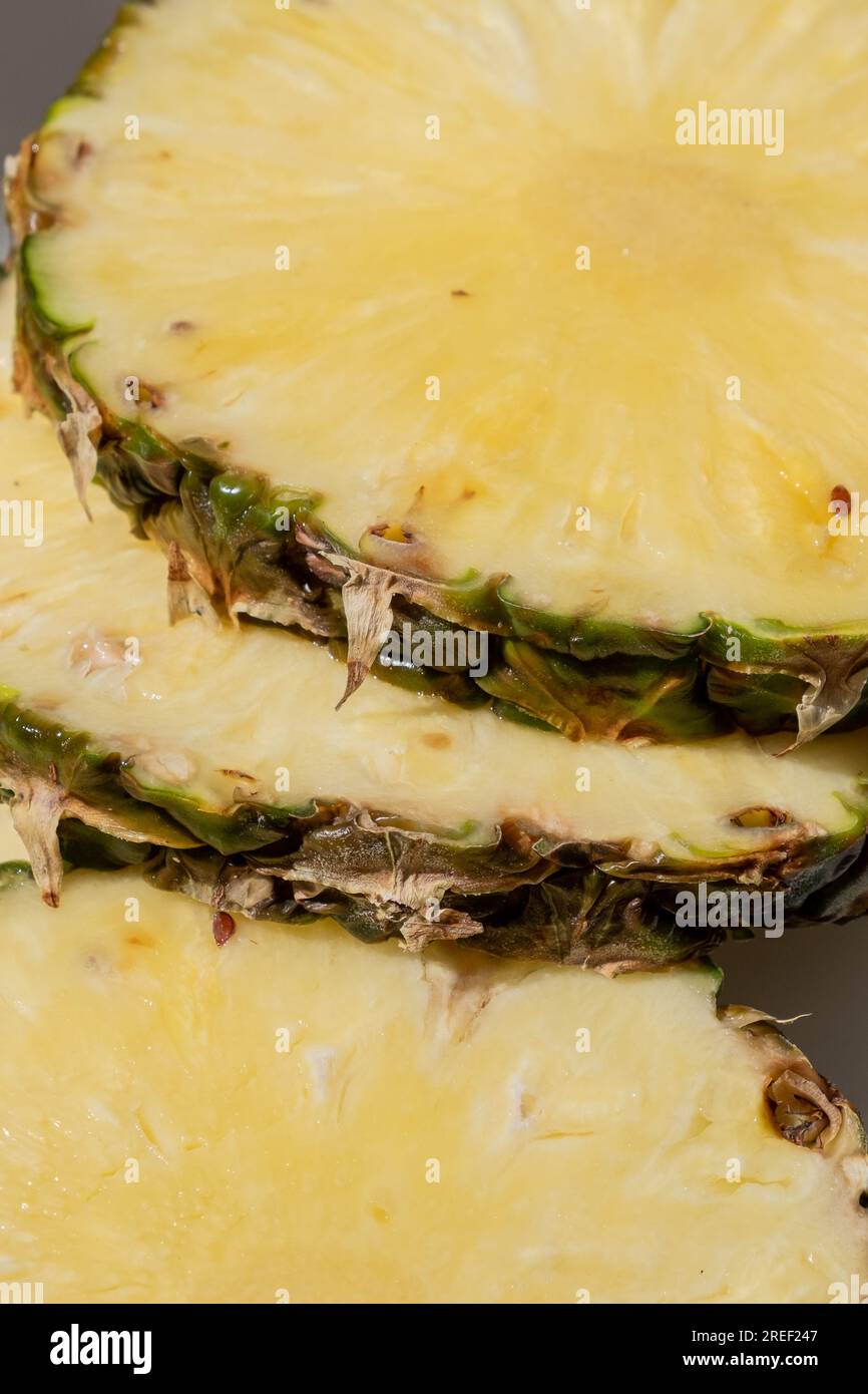 messa a fuoco selettiva, fette di ananas tagliato Foto Stock