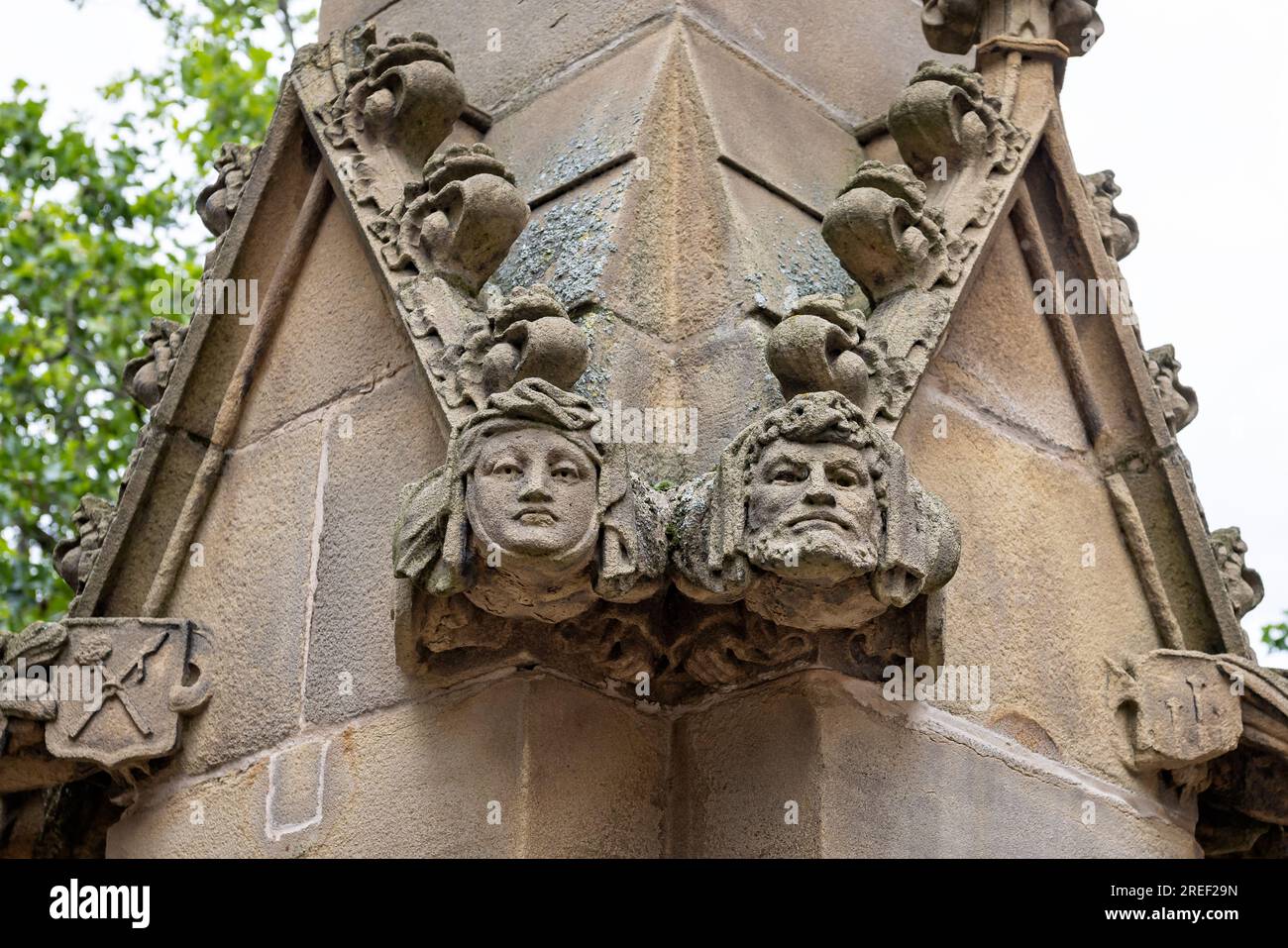 Primo piano di due teste in pietra medievale intagliate sulla colonna d'ingresso all'esterno della cattedrale di Sheffield in Church Street, Sheffield, South Yorkshire, Regno Unito, ON 24 Foto Stock