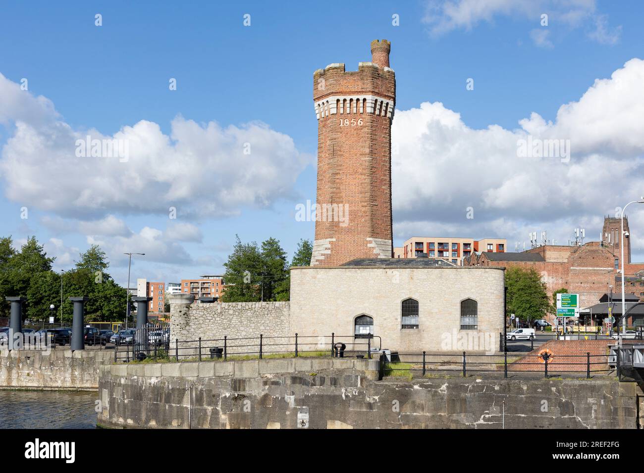 Torre idraulica in mattoni costruita nel 1856 a Wapping Dock, Liverpool, creata utilizzando strumenti generativi di intelligenza artificiale. Foto Stock