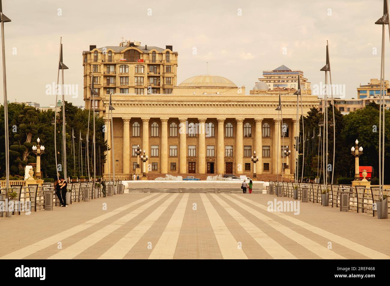 Baku, Azerbaigian - 28 giugno 2023: Una vista del Museo dell'indipendenza di Baku catturato dal punto di vista in una chiara giornata estiva. Foto Stock