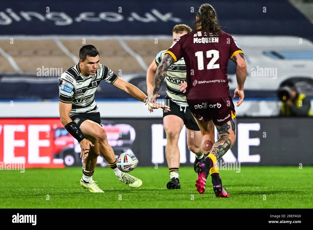 Jake Clifford #7 di Hull FC chips ahead durante il Betfred Super League Round 20 match Huddersfield Giants vs Hull FC al John Smith's Stadium, Huddersfield, Regno Unito, 27 luglio 2023 (foto di Craig Thomas/News Images) in, il 7/27/2023. (Foto di Craig Thomas/News Images/Sipa USA) credito: SIPA USA/Alamy Live News Foto Stock