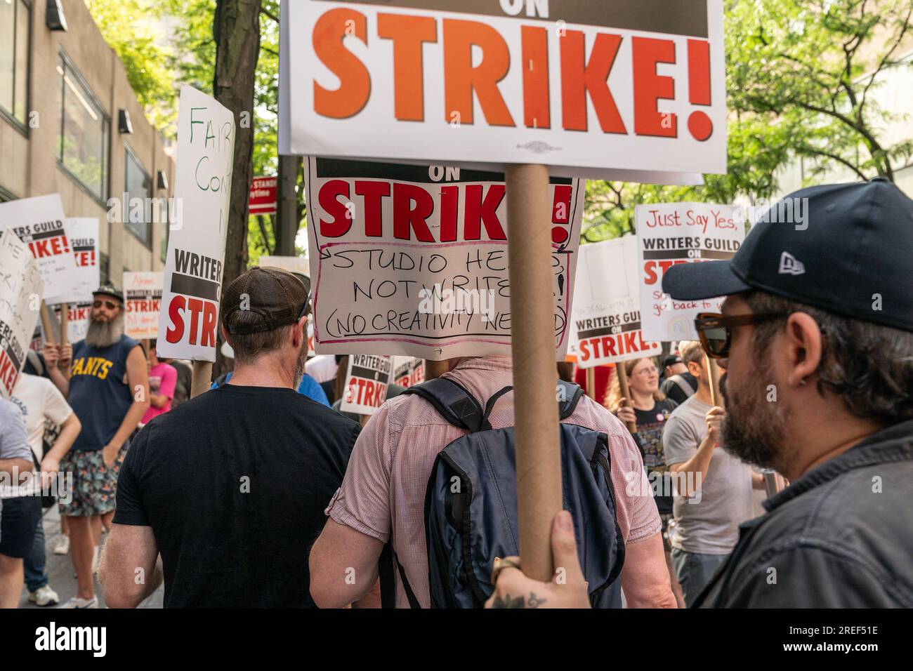 New York, New York, USA. 27 luglio 2023. I membri della Writers Guild of America stanno picchettando di fronte alla NBCUniversal sul tema Comedy Writers Picket a New York (Credit Image: © Lev Radin/Pacific Press via ZUMA Press Wire) SOLO PER USO EDITORIALE! Non per USO commerciale! Foto Stock