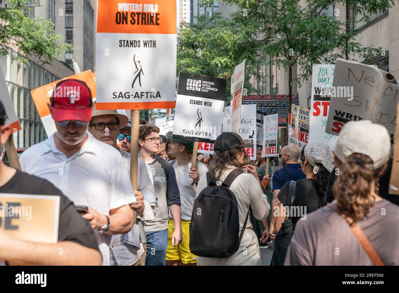 New York, New York, USA. 27 luglio 2023. I membri della Writers Guild of America stanno picchettando di fronte alla NBCUniversal sul tema Comedy Writers Picket a New York (Credit Image: © Lev Radin/Pacific Press via ZUMA Press Wire) SOLO PER USO EDITORIALE! Non per USO commerciale! Foto Stock