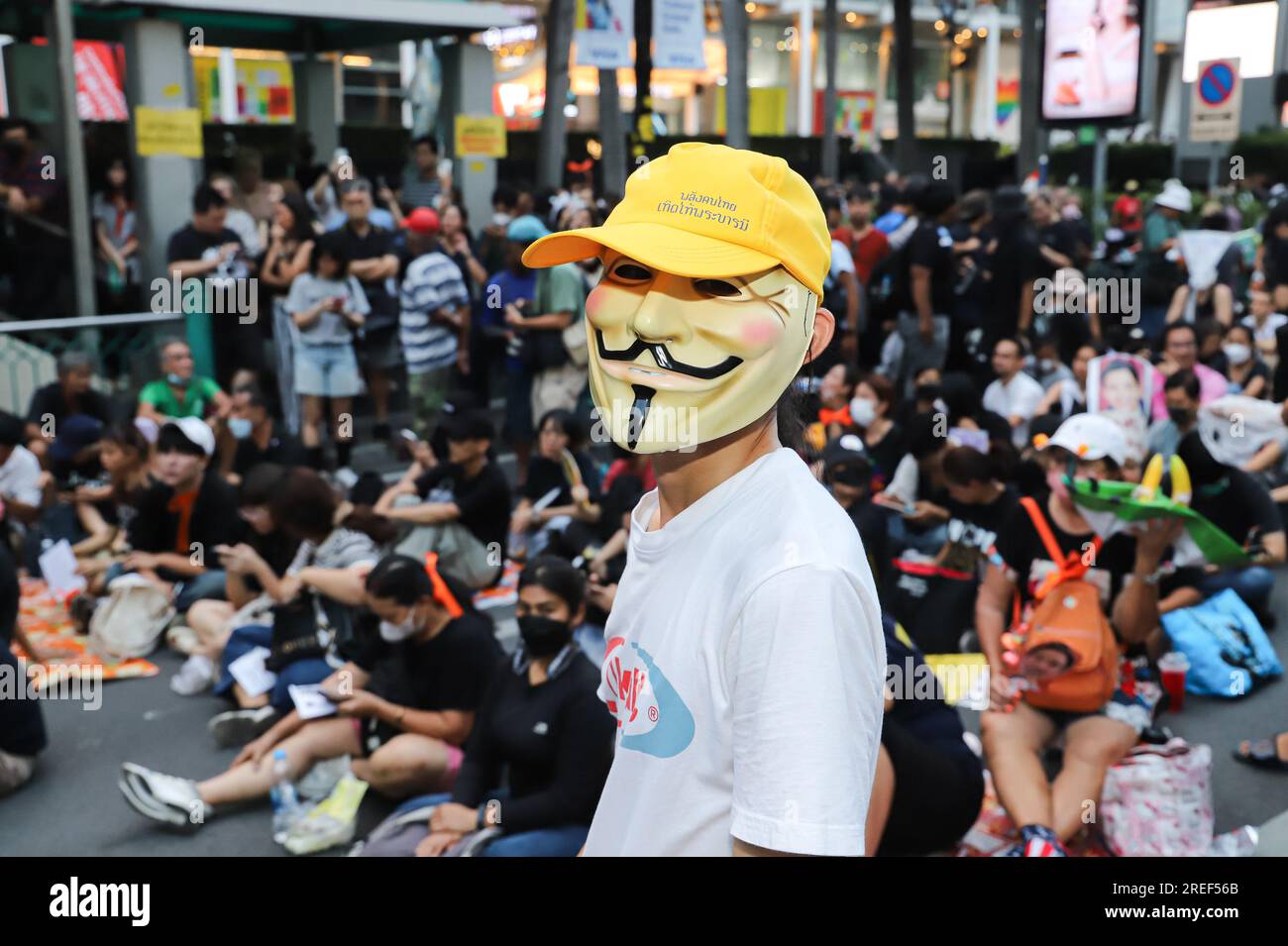 27 luglio 2023, Bangkok, Thailandia: Una rete di persone provenienti da vari gruppi, guidata dal 24 giugno Democracy Group, Ha tenuto una manifestazione all'intersezione di Ratchaprasong di fronte al Central World Department Store per tenere un discorso che attaccava il lavoro dei senatori e del TCE che non rispettava i risultati delle elezioni generali, incluso il licenziamento di Una dichiarazione al Partito Pheu Thai, per favore, non fatevi influenzare dalle pressioni e aderisci agli 8 partiti della coalizione per formare un governo per il popolo. (Immagine di credito: © Adirach Toumlamoon/Pacific Press via ZUMA Press Wire) SOLO PER USO EDITORIALE! Non per Comme Foto Stock