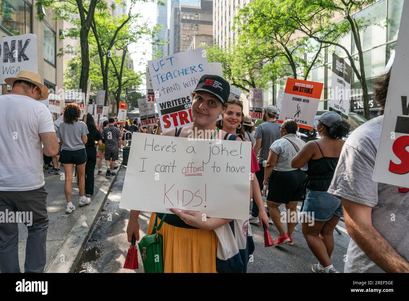 New York, USA. 27 luglio 2023. I membri della Writers Guild of America picchettano davanti alla NBCUniversal sul tema Comedy Writers Picket a New York il 27 luglio 2023. (Foto di Lev Radin/Sipa USA) credito: SIPA USA/Alamy Live News Foto Stock