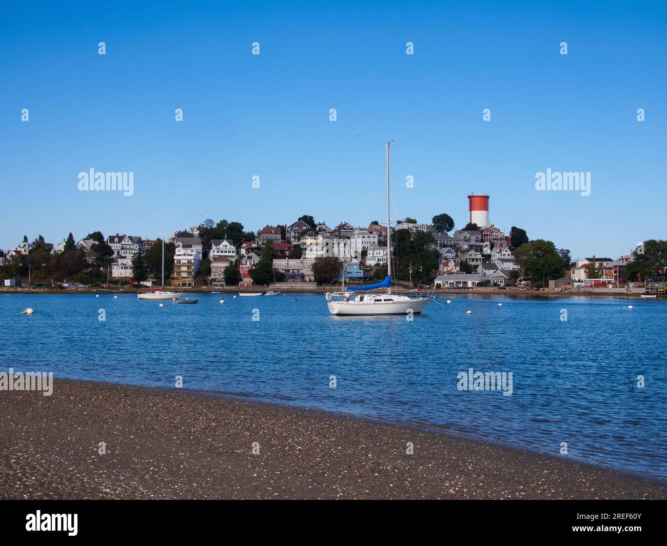 Una scena pittoresca si svolge a Winthrop, Suffolk County, Massachusetts, Stati Uniti, appena fuori Boston, dove una barca a vela adorna graziosamente la baia, con il Foto Stock