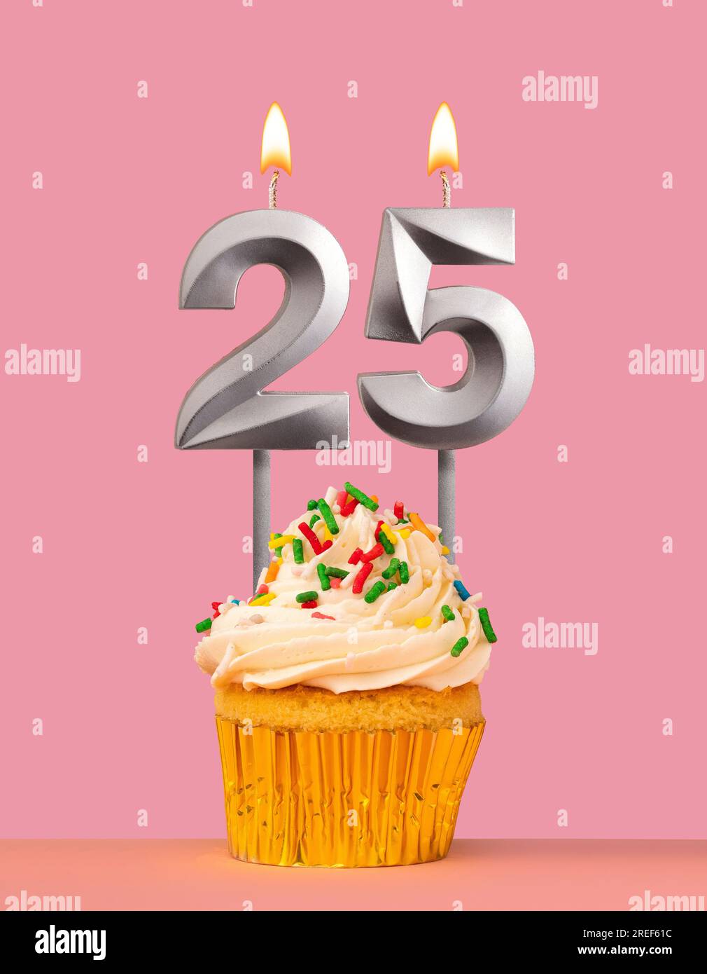 Biglietto di compleanno con cupcake e candela numero 25 Foto Stock