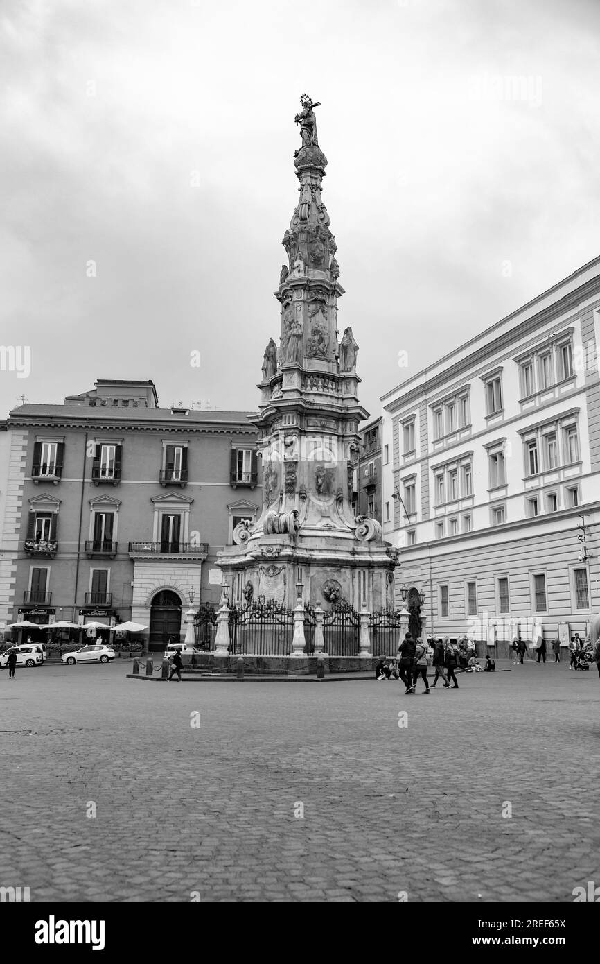 Napoli, Italia - 10 aprile 2022: L'obelisco dell'Immacolata Concezione o Guglia dell'Immacolata è un obelisco barocco di Napoli situato in Piazza de Foto Stock