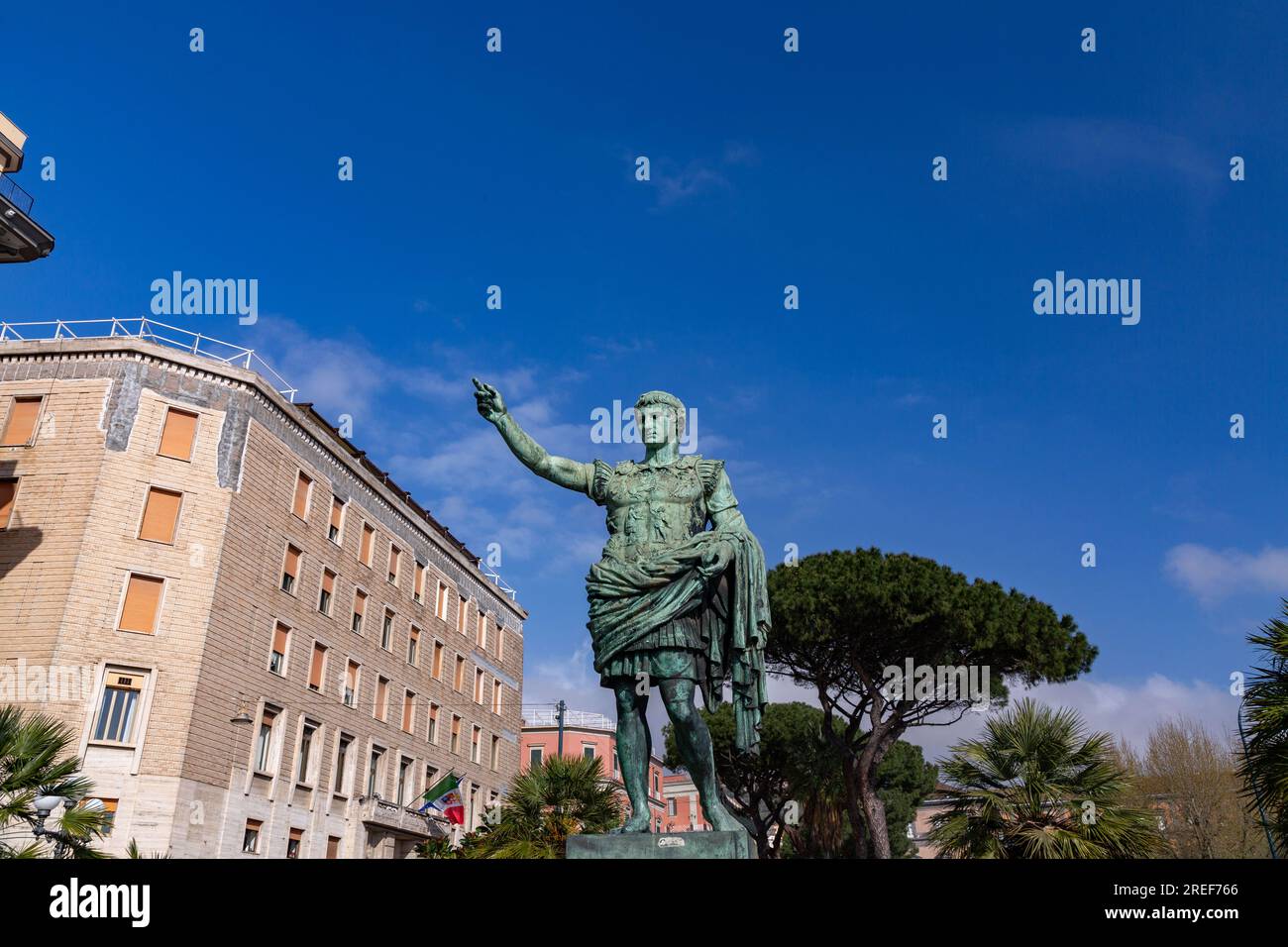 Napoli, Italia - 9 aprile 2022: La luce è illuminante, la statua di Giulio Cesare a Napoli, Italia. Foto Stock