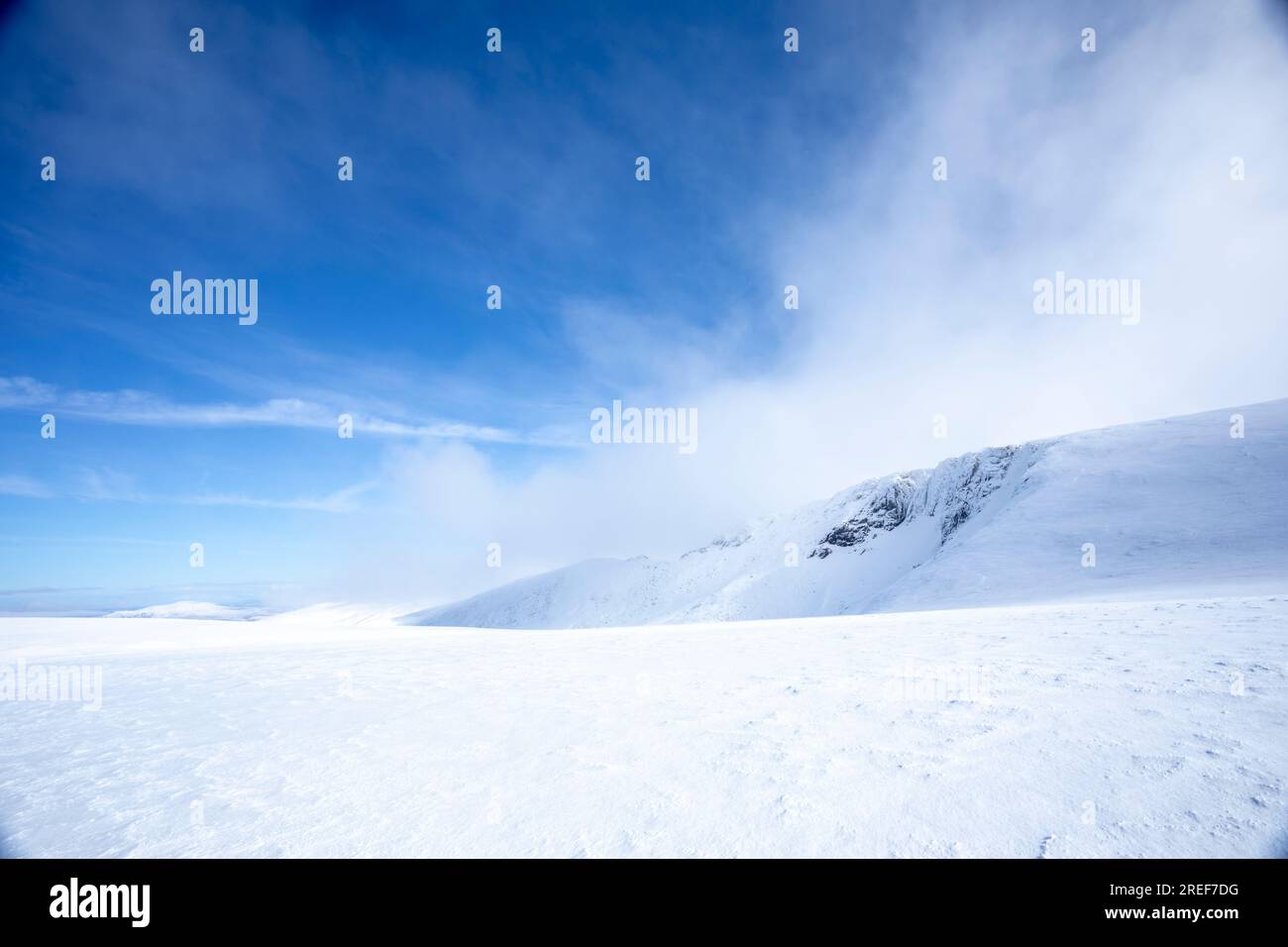 Montagne innevate nei cairngorms Foto Stock