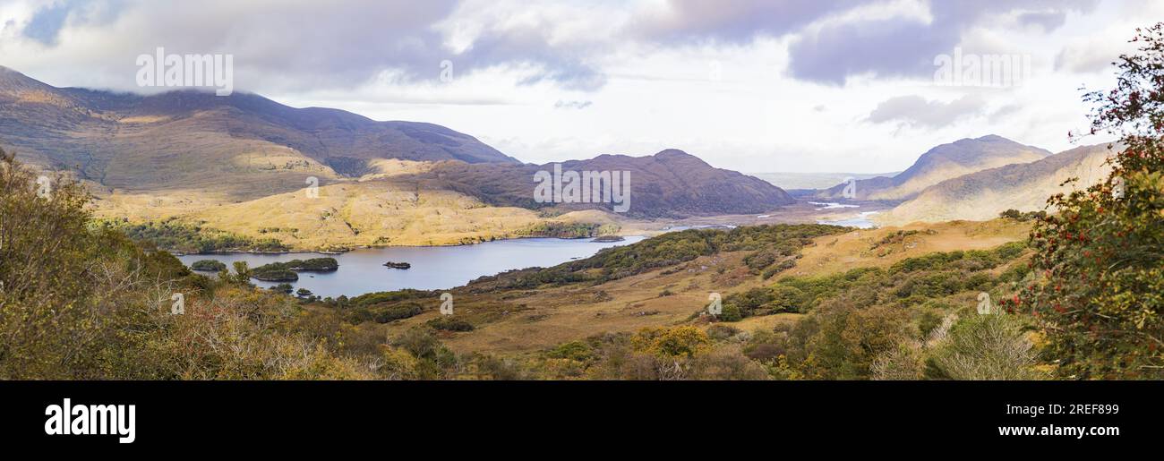 Foto panoramica del lago Muckross da Ladies View nel Parco Nazionale di Killarney durante il giorno Foto Stock