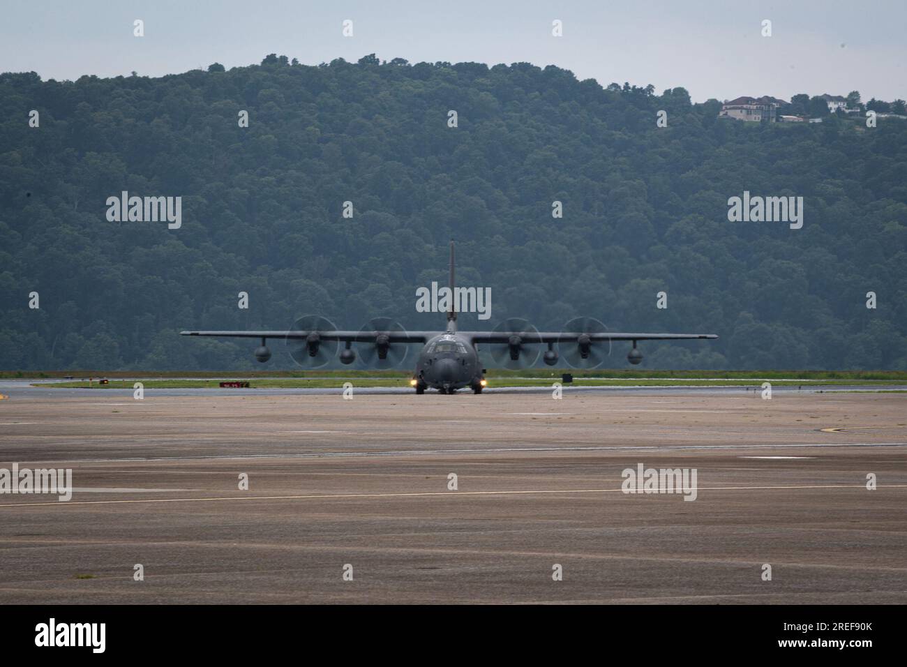 Un nuovo MC-130J Commando II atterra sulla linea di volo presso il 193rd Special Operations Wing durante una cerimonia di arrivo a Middletown, Pennsylvania, il 27 luglio 2023. La cerimonia ha celebrato il segno distintivo del 193° SOW, essendo la prima - e attualmente l'unica - unità della Guardia Nazionale aerea a ricevere la missione MC-130J Commando II. (STATI UNITI Air National Guard foto di Senior Airman Diana Snyder) Foto Stock