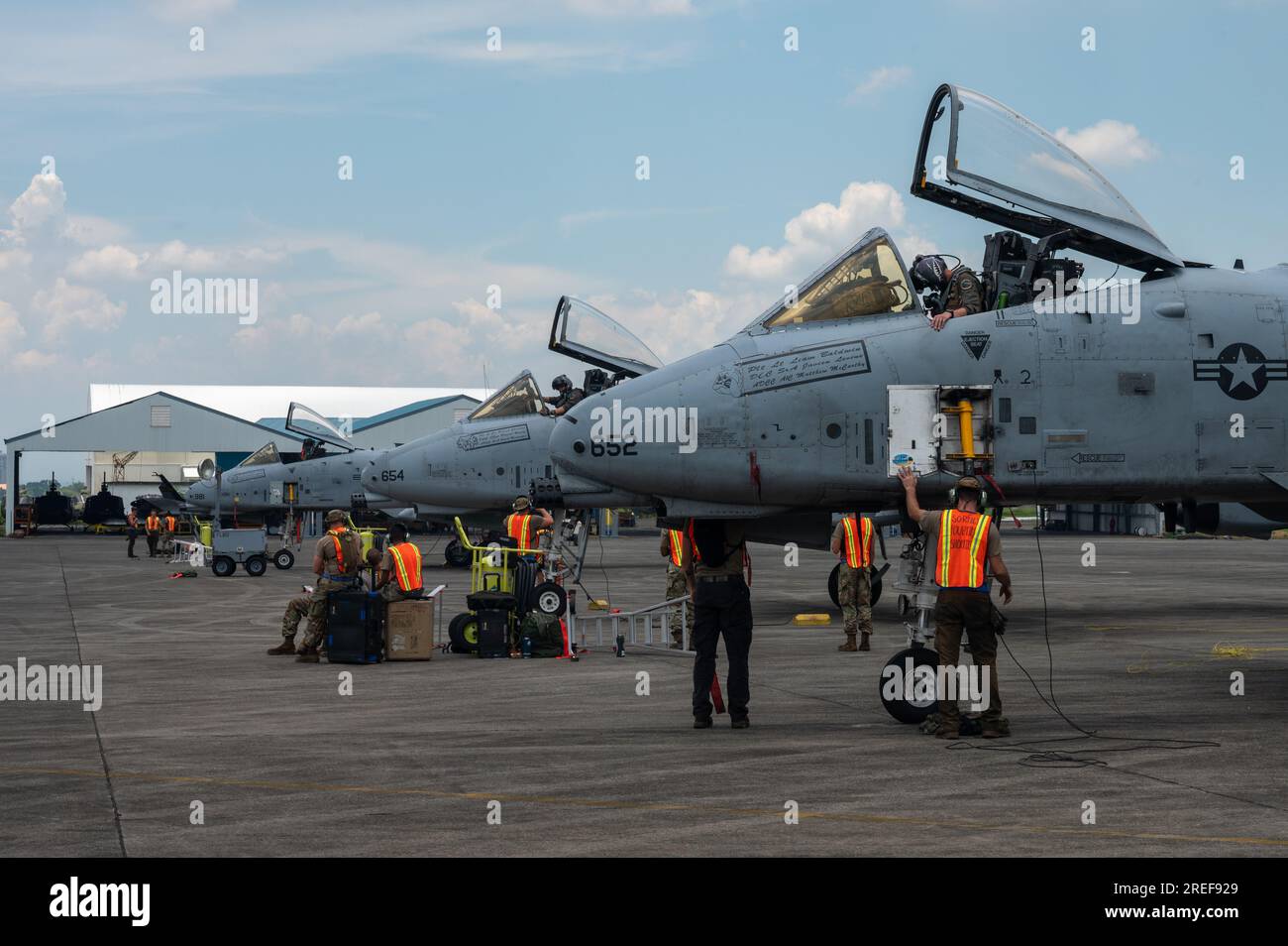 STATI UNITI Air Force Airmen, assegnato alla Davis-Monthan Air Force base, Arizona, esegue la manutenzione pre-volo su A-10C Thunderbolt IIS durante Cope Thunder 23-2 presso Clark Air base, Filippine, 7 luglio 2023. Cope Thunder 23-2 è stato un esercizio che ha costruito relazioni che hanno superato la barriera linguistica e migliorato la capacità collettiva degli Stati Uniti e delle Filippine di affrontare le sfide più pressanti per la sicurezza. (STATI UNITI Foto dell'aeronautica militare di Senior Airman Vaughn Weber) Foto Stock