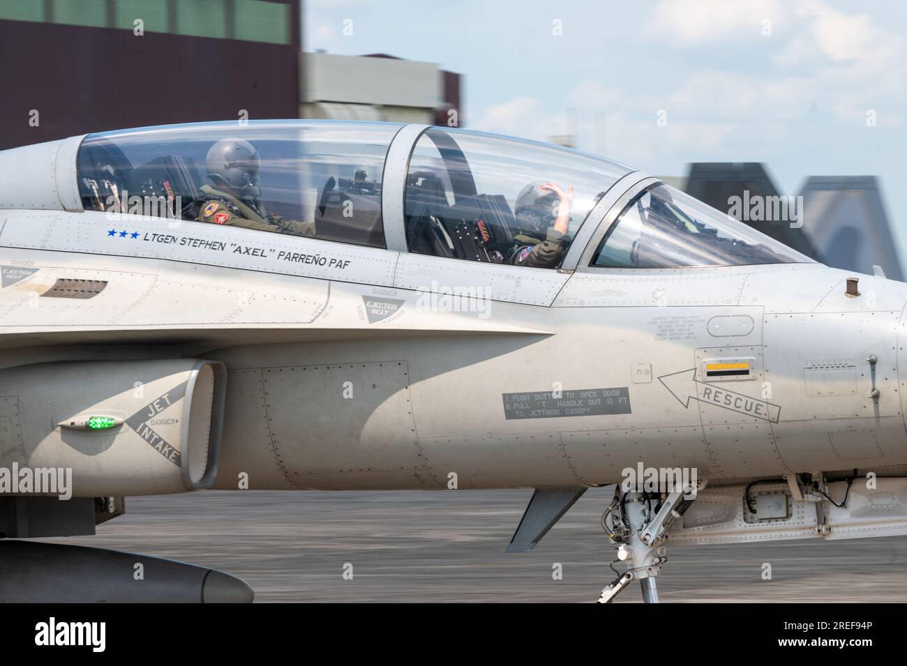 Un fa-50 della Philippine Air Force Fighting Falcon taxis a sostegno delle operazioni Cope Thunder 23-2 presso Clark Air base, Filippine, 10 luglio 2023. Cope Thunder 23-2 ha dimostrato la determinazione degli Stati Uniti a promuovere la sicurezza e la cooperazione regionali. (STATI UNITI Foto dell'aeronautica militare di Senior Airman Vaughn Weber) Foto Stock