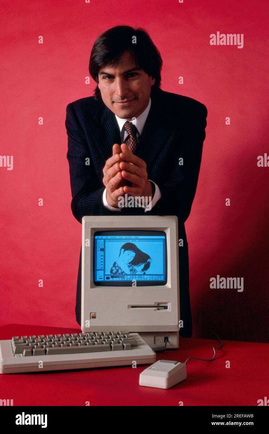 Steve Jobs, co-fondatore di Apple computer Company - con Apple Macintosh-1984. Steven Paul Jobs (2/241955 – 10/5/2011) è stato un magnate, inventore e investitore statunitense. È stato co-fondatore, presidente e CEO di Apple; presidente e azionista di maggioranza di Pixar; membro del Consiglio di amministrazione della Walt Disney Company dopo l'acquisizione della Pixar; e fondatore, presidente e CEO di NEXT. È stato un pioniere della rivoluzione dei personal computer degli anni '1970 e '80, insieme al suo primo socio in affari e collega co-fondatore di Apple Steve Wozniak. Foto di Bernard Gotfryd Foto Stock