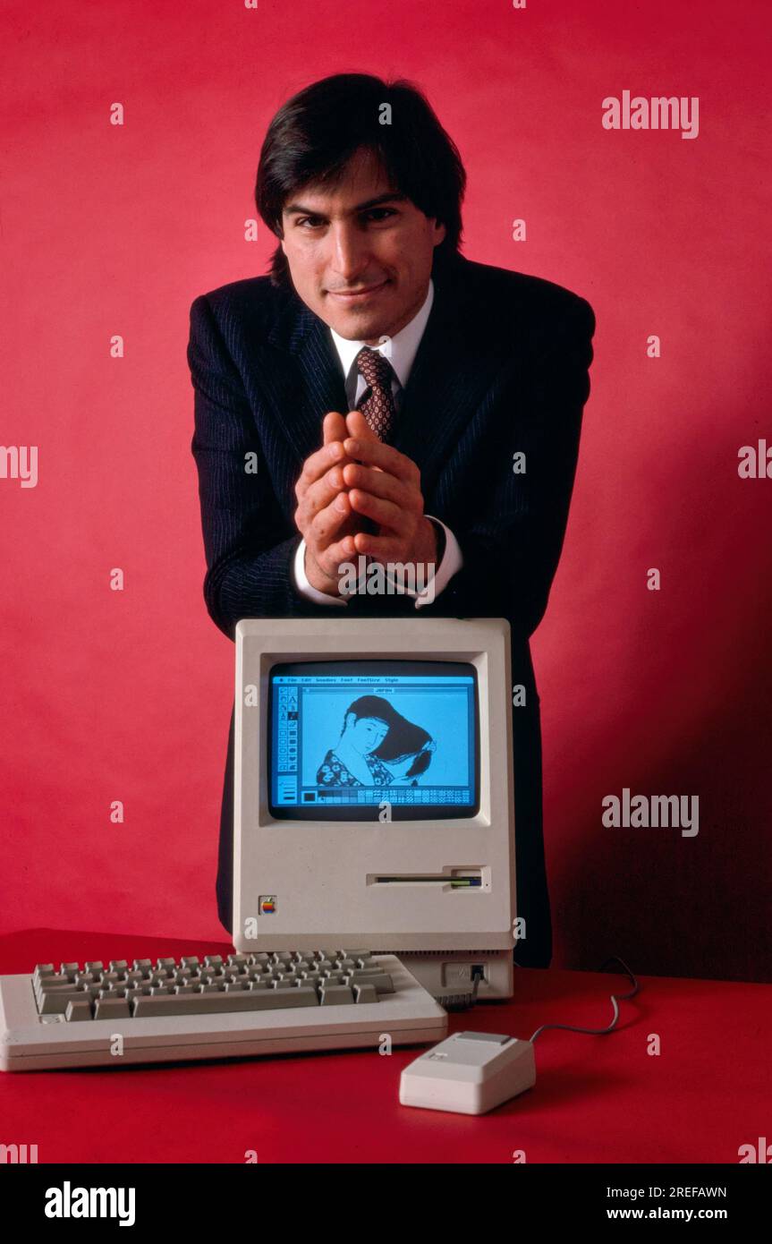 Steve Jobs, co-fondatore di Apple computer Company - con Apple Macintosh-1984. Steven Paul Jobs (2/241955 – 10/5/2011) è stato un magnate, inventore e investitore statunitense. È stato co-fondatore, presidente e CEO di Apple; presidente e azionista di maggioranza di Pixar; membro del Consiglio di amministrazione della Walt Disney Company dopo l'acquisizione della Pixar; e fondatore, presidente e CEO di NEXT. È stato un pioniere della rivoluzione dei personal computer degli anni '1970 e '80, insieme al suo primo socio in affari e collega co-fondatore di Apple Steve Wozniak. Foto di Bernard Gotfryd Foto Stock