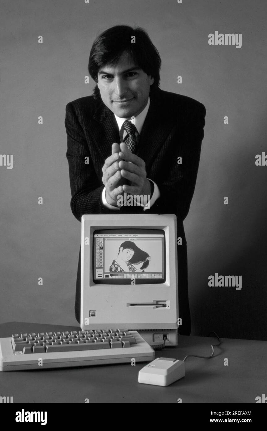 Steve Jobs, co-fondatore di Apple computer Company - con Apple Macintosh-1984. Steven Paul Jobs (2/241955 – 10/5/2011) è stato un magnate, inventore e investitore statunitense. È stato co-fondatore, presidente e CEO di Apple; presidente e azionista di maggioranza di Pixar; membro del Consiglio di amministrazione della Walt Disney Company dopo l'acquisizione della Pixar; e fondatore, presidente e CEO di NEXT. È stato un pioniere della rivoluzione dei personal computer degli anni '1970 e '80, insieme al suo primo socio in affari e collega co-fondatore di Apple Steve Wozniak. Foto di Bernard Gotfryd Foto Stock