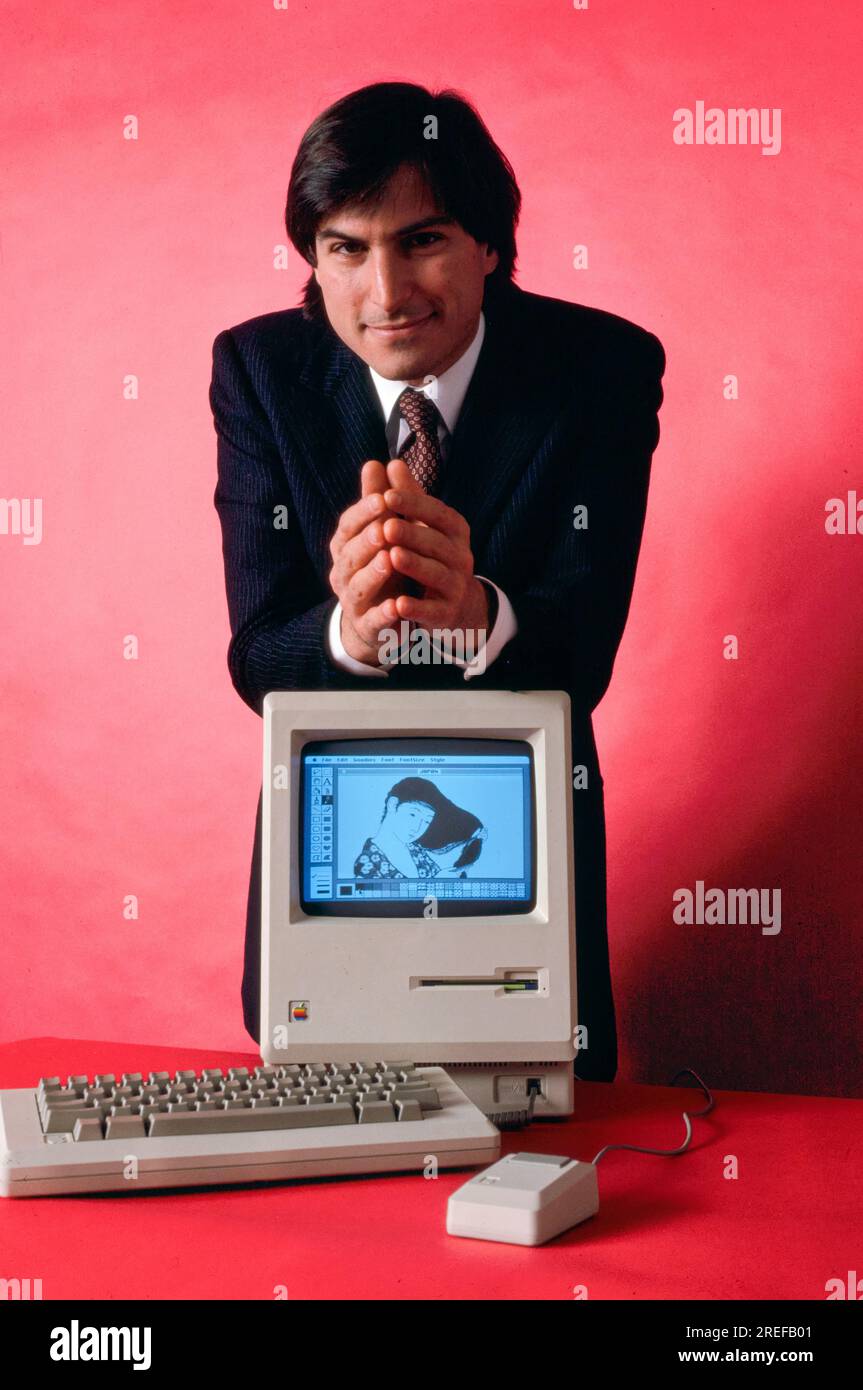 Steve Jobs, co-fondatore di Apple computer Company - con Apple Macintosh-1984. Steven Paul Jobs (2/241955 – 10/5/2011) è stato un magnate, inventore e investitore statunitense. È stato co-fondatore, presidente e CEO di Apple; presidente e azionista di maggioranza di Pixar; membro del Consiglio di amministrazione della Walt Disney Company dopo l'acquisizione della Pixar; e fondatore, presidente e CEO di NEXT. È stato un pioniere della rivoluzione dei personal computer degli anni '1970 e '80, insieme al suo primo socio in affari e collega co-fondatore di Apple Steve Wozniak. Foto di Bernard Gotfryd Foto Stock