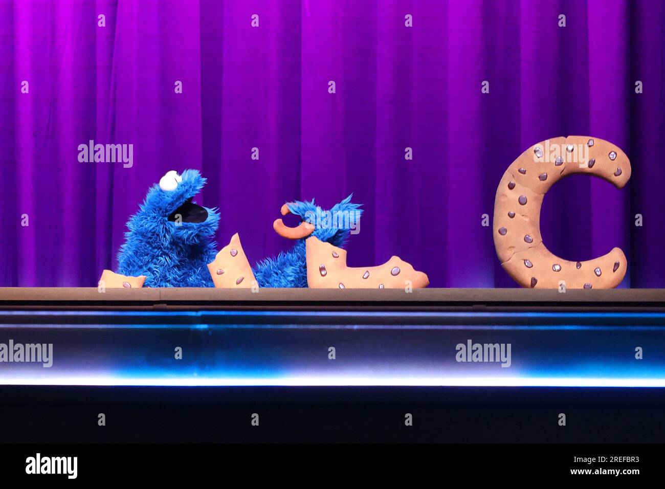 New York, NY, USA. 27 luglio 2023. Cookie Monster Photo Call for SESAME STREET: THE MUSICAL Cast Meet and Greet, Theatre 555, New York, NY 27 luglio 2023. Crediti: Manoli Figetakis/Everett Collection/Alamy Live News Foto Stock