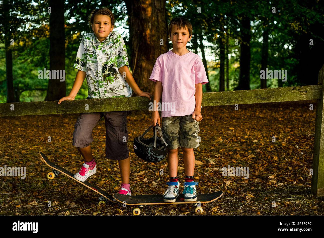 Giovani skateboard che guardano la fotocamera Foto Stock