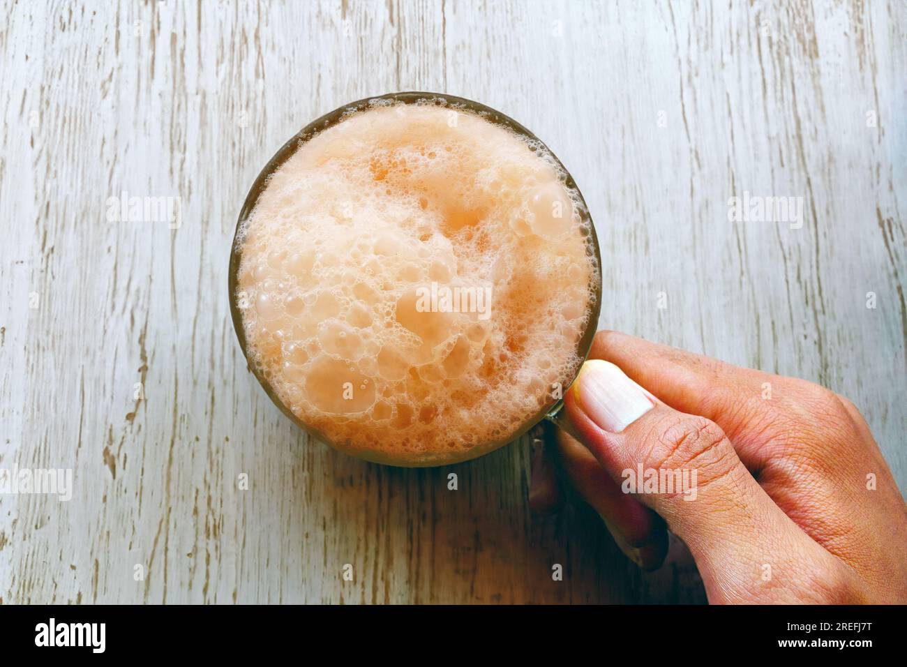 Il tè con latte o popolarmente noto come Teh Tarik in Malesia, vista dall'alto di Singapore, era piatto dall'alto con la mano dell'uomo, spazio vuoto per le copie per il testo Foto Stock
