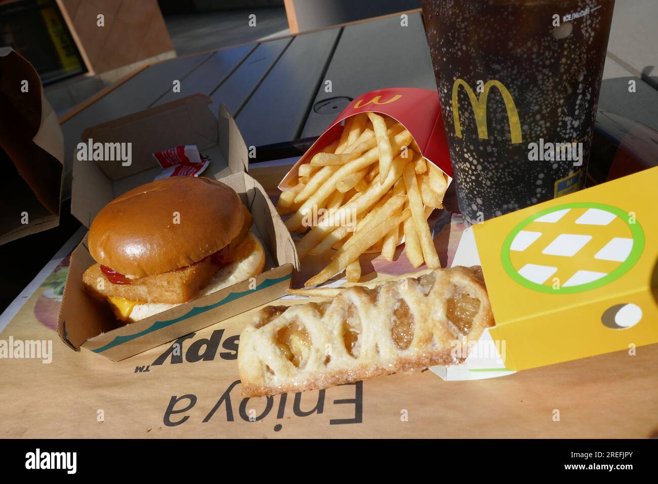 Los Angeles, California, USA 278 luglio 2023 Una visione generale del filetto di pesce McDonalds, patatine fritte e Apple Pie il 27 luglio 2023 a Los Angeles, California, USA. Foto di Barry King/Alamy Stock Photo Foto Stock