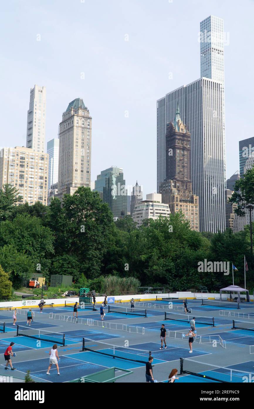 New York, USA. 27 luglio 2023. Mentre un'ondata di caldo colpisce la città di New York, i giocatori di palla di sottaceto continuano nonostante le temperature di 34C oggi e le previsioni del 35 domani. Il Pickle Ball afferma di essere lo sport in più rapida crescita in America e i campi City Pickle si trovano al Wollman Rink, che in inverno ospita il pattinaggio su ghiaccio. Crediti: Anna Watson/Alamy Live News Foto Stock