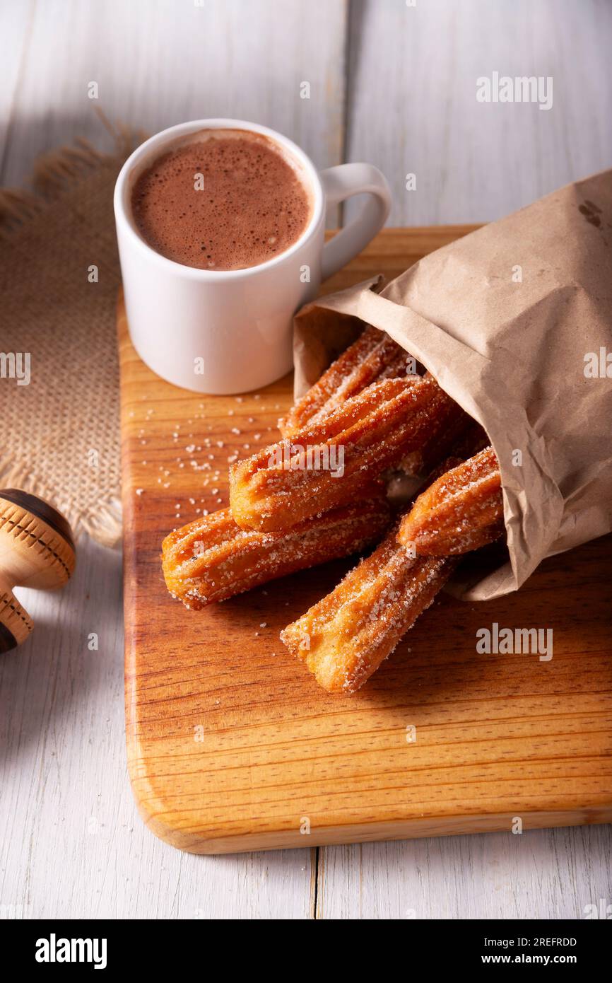 Churros. Pasta di farina di grano fritto, uno snack dolce molto popolare in Spagna, Messico e altri paesi dove è consuetudine mangiarli per la prima colazione o s Foto Stock