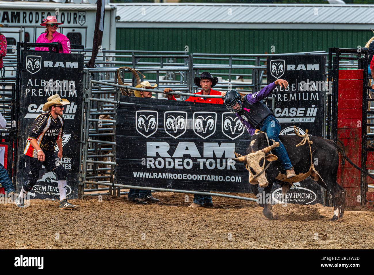 Canada Rodeo. ERIN ONTARIO RAM RODEO - il 22-23 luglio a Erin, Ontario, ha avuto luogo una competizione tipo rodeo. Cavalcare cavalli e tori. Slalom dei cavalli. Foto Stock