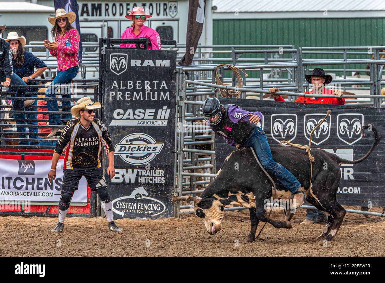 Rodeo americano, particolarmente popolare oggi negli Stati Uniti occidentali e in Canada. Proveniente dalla lavorazione del bestiame. Foto Stock