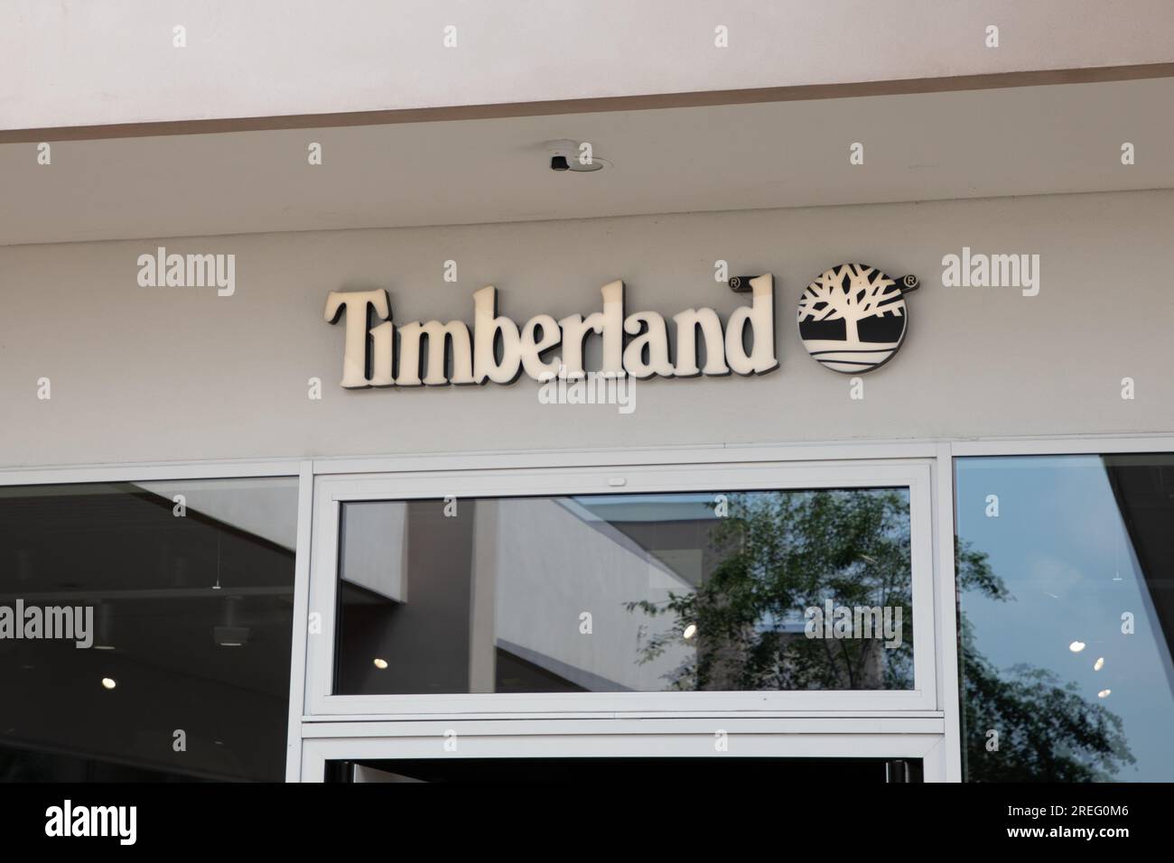 Milano , Italia - 07 25 2023 : Timberland store logo marchio e testo cartello facciata antiquata su di noi negozio di moda Foto Stock