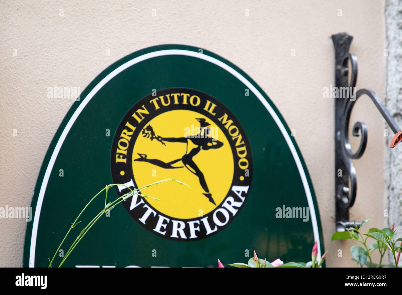 Milano , Italia - 07 25 2023 : interflora fiori in tutto il mondo logo marchio e testo sign Flowers store facade Company Foto Stock