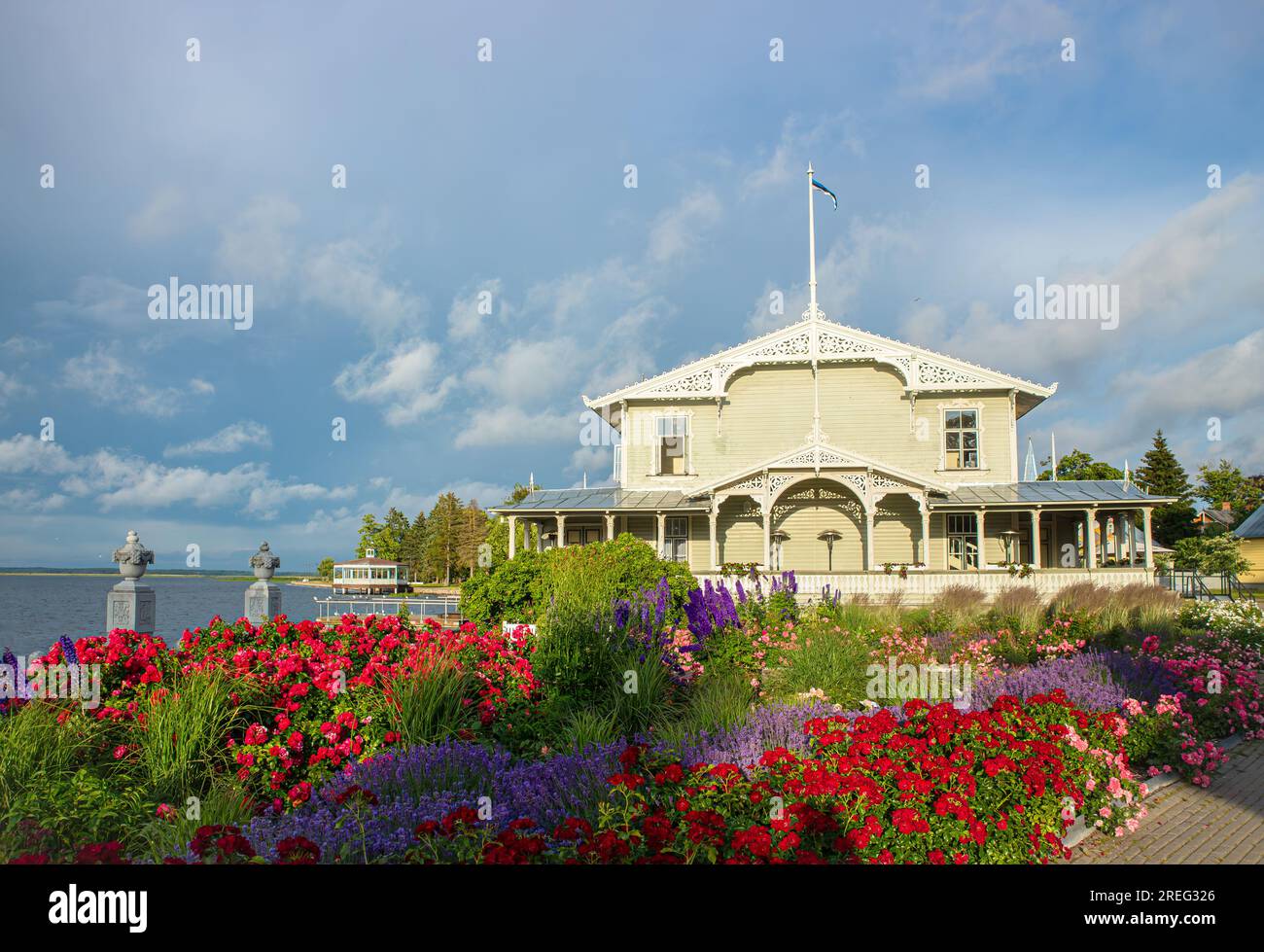 Haapsalu, contea di Lääne, Estonia-08JUL2023: Haapsalu Kuursaal sul lungomare, ristorante popolare. Allikapaviljon sullo sfondo. Bella estate. Foto Stock