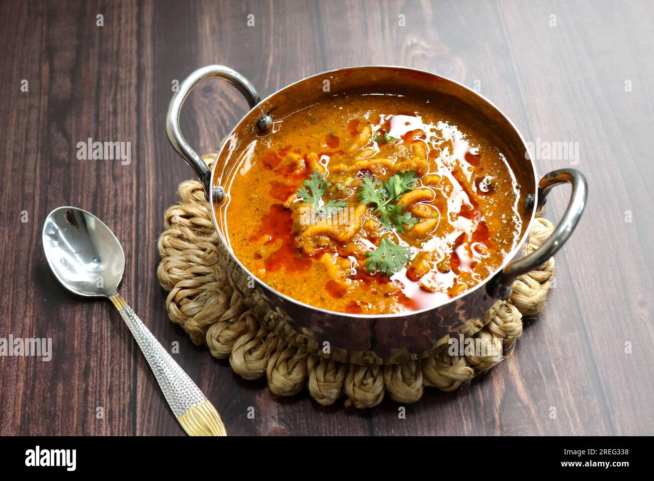Tradizionale Sev bhaji o sev tamatar nu Shaak con Jowar Bhakri. Il SEV è un vermicelli di farina grattugiato fritto croccante. Servito con cipolla tritata e limone. Foto Stock