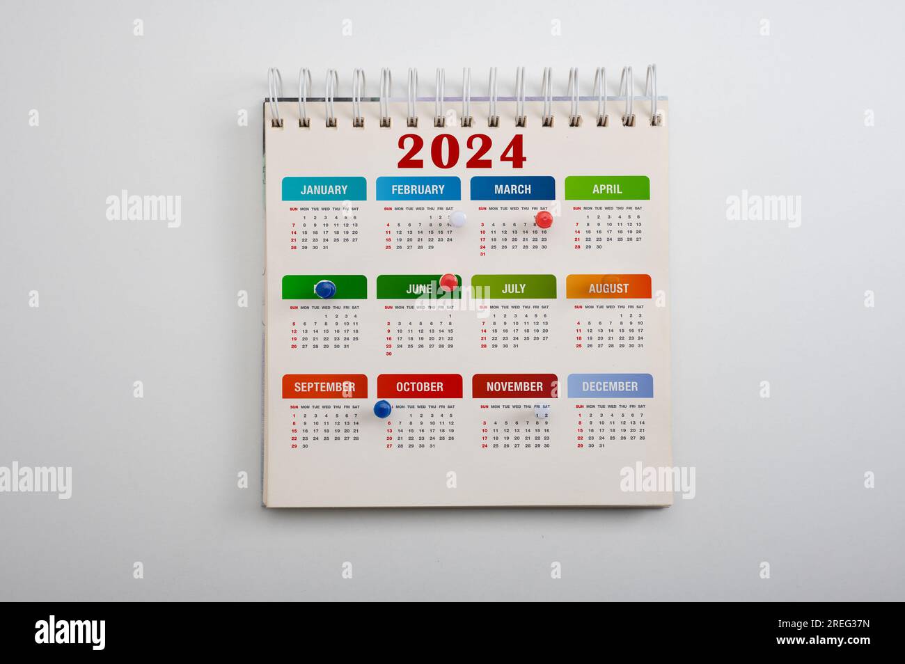 2024 pianificazione del calendario. data della puntina colorata sul calendario o sul pianificatore. 2024 concetto di pianificazione e pianificazione o promemoria eventi. pin sul calendario e. Foto Stock