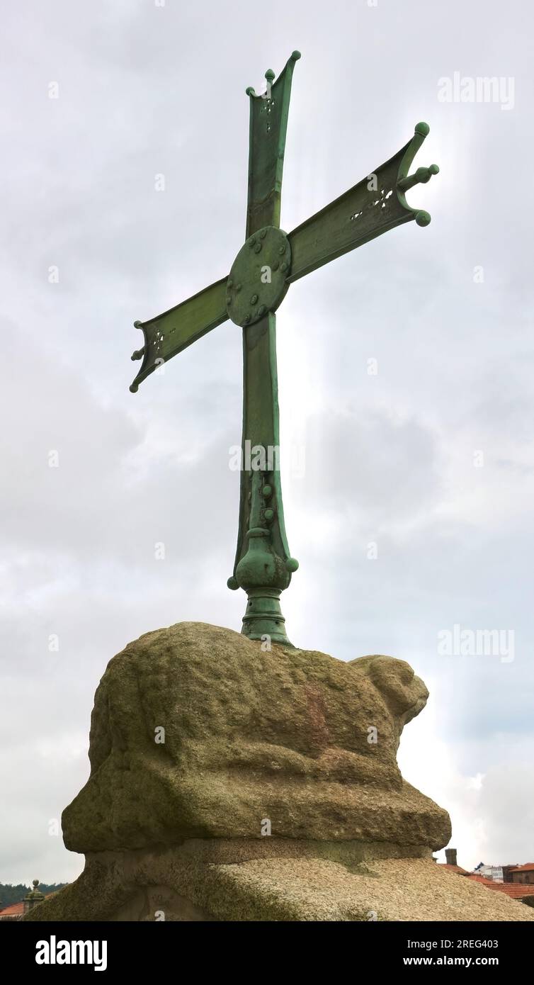 Croce in bronzo ossidato su un agnello di granito del dio agnus dei sul tetto della Cattedrale di Santiago Santiago Santiago de Compostela Galizia Spagna Foto Stock